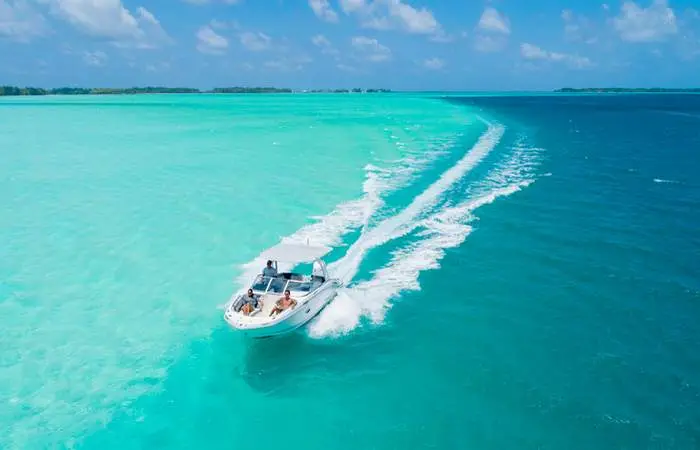 Bateau de plaisance Reef Discovery sur le lagon turquoise de Bora Bora
