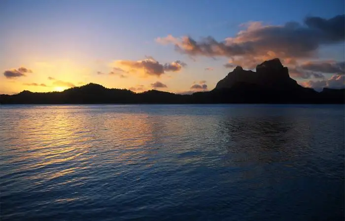 Croisière au coucher du soleil sur le lagon de Bora Bora