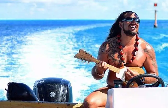 Musique polynésienne à bord de la pirogue