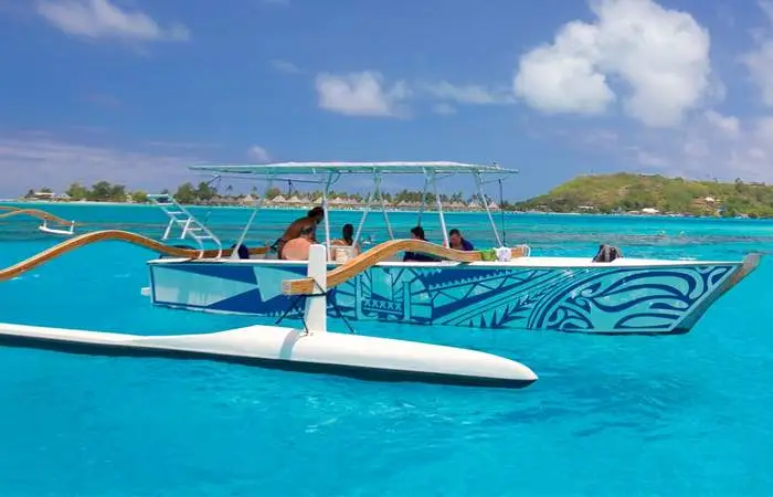 Pirogue polynésienne sur le lagon de Bora Bora