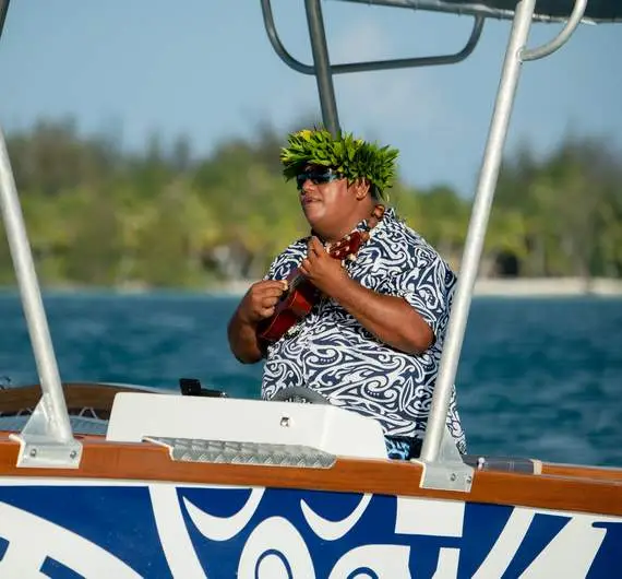 Guide local lors d’un tour sur le lagon de Bora Bora