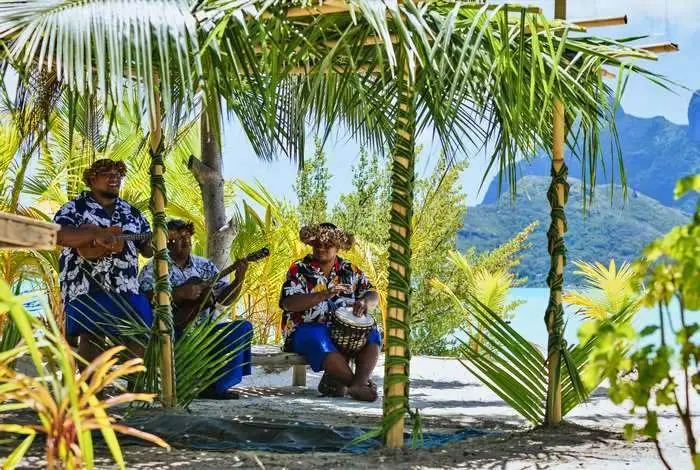 Repas au four tahitien sur le motu à Bora Bora