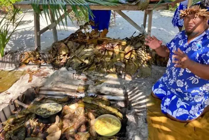 Repas au four tahitien sur le motu à Bora Bora
