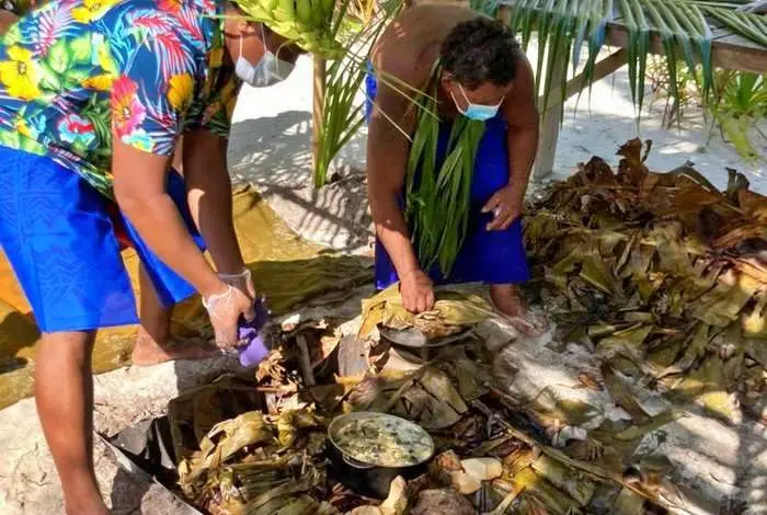Repas au four tahitien sur le motu à Bora Bora