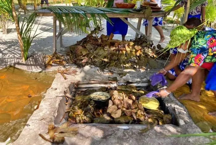 Repas au four tahitien sur le motu à Bora Bora