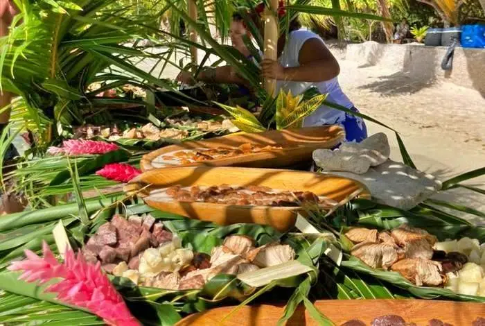 Repas au four tahitien sur le motu à Bora Bora
