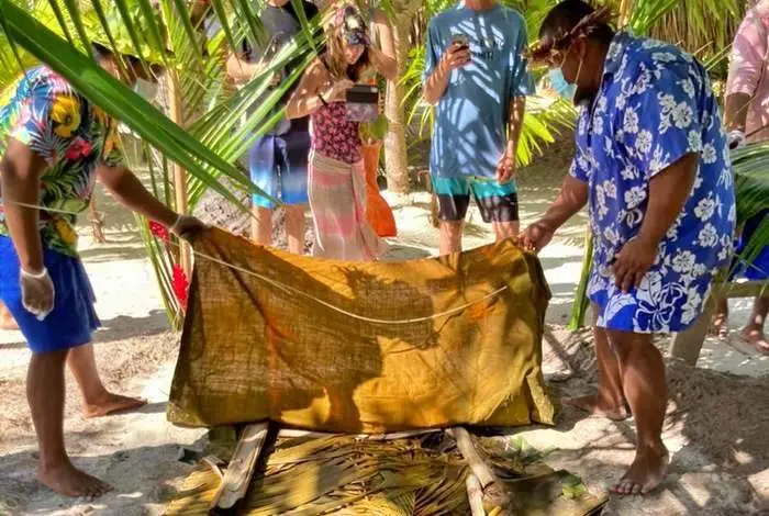Repas au four tahitien sur le motu à Bora Bora