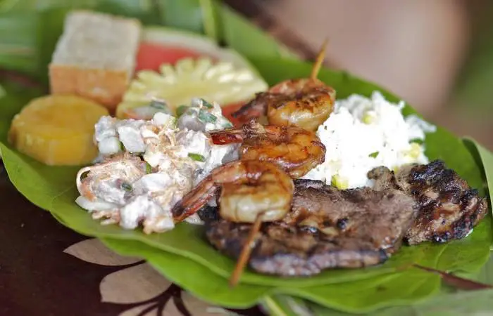 Buffet sur le motu à Bora Bora