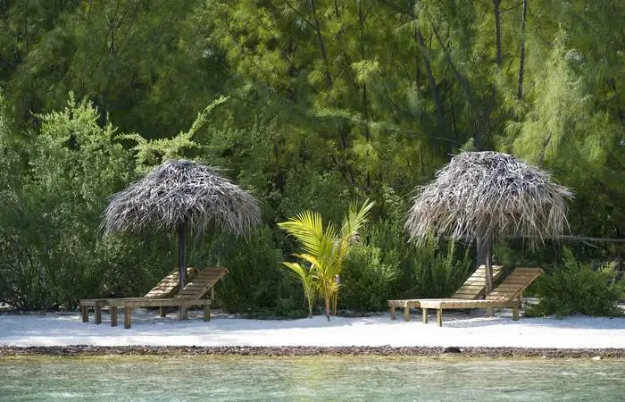 Détente sur le motu Haapiti Iti à Bora Bora