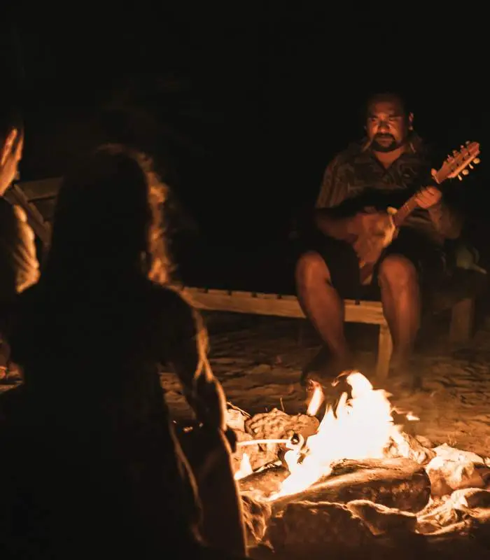 Soirée autour du feu à Bora Bora
