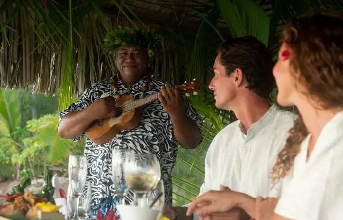 Dîner sur le motu à Bora Bora