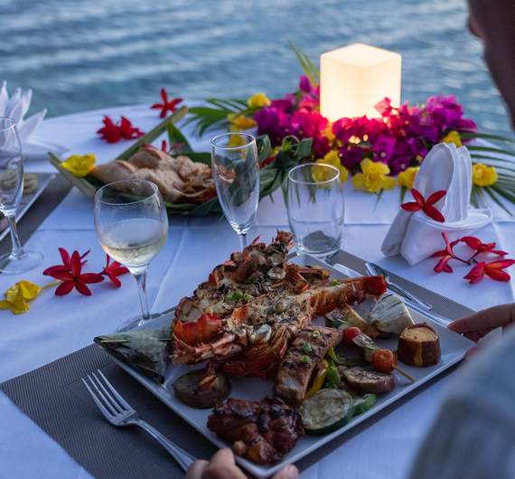 dîner-de-luxe-croisière-coucher-du-soleil-bora-bora