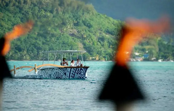 lagon-service-bora-bora-prive-coucher-du-soleil-motu-diner