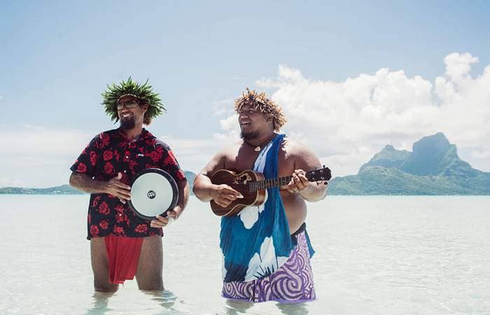 ukulele-drum-music-bora-bora-lagoon-service
