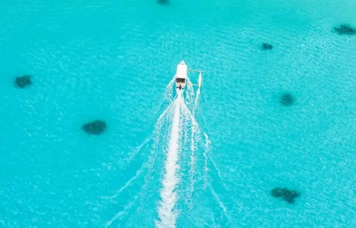 aerial-boat-bora-bora-lagoon-service