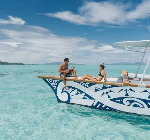 bora-bora-luxury-tour-lunch-on-boat