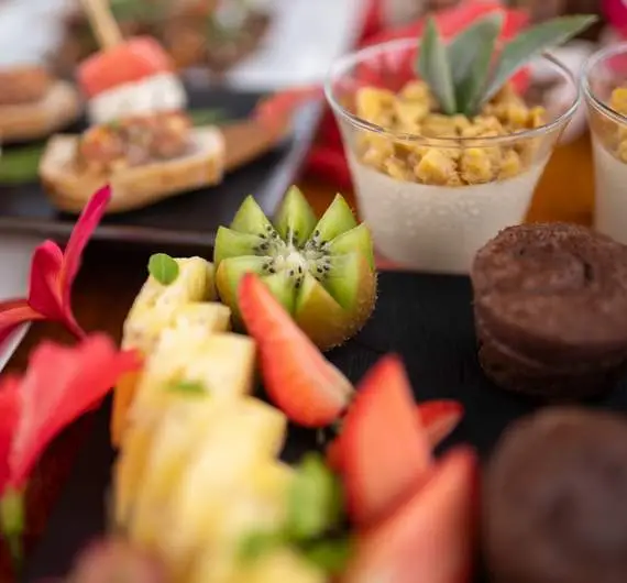 lunch-aboard-luxury-tour-bora-bora