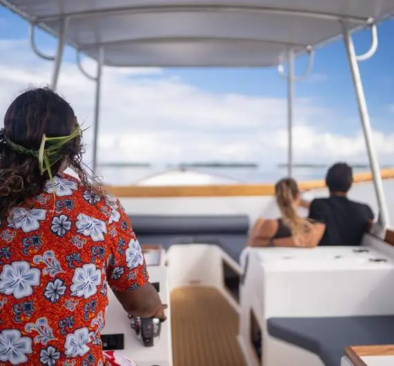 outrigger-bora-bora-luxury-tour-lunch-aboard