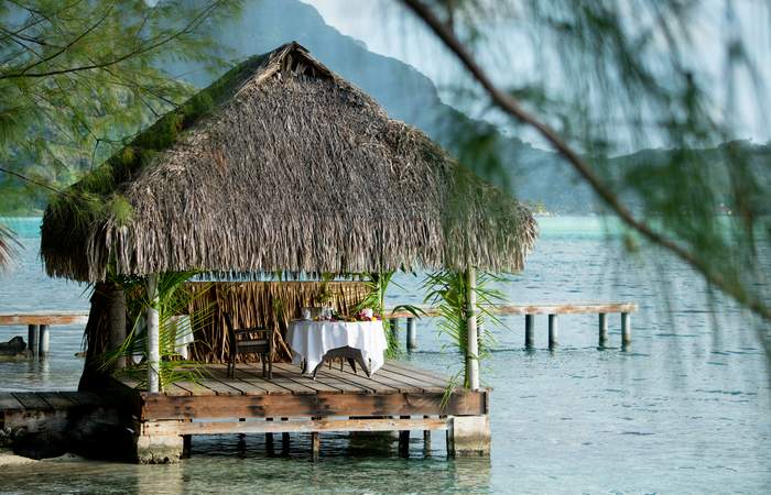 motu-dinner-bora-bora-lagoon-service